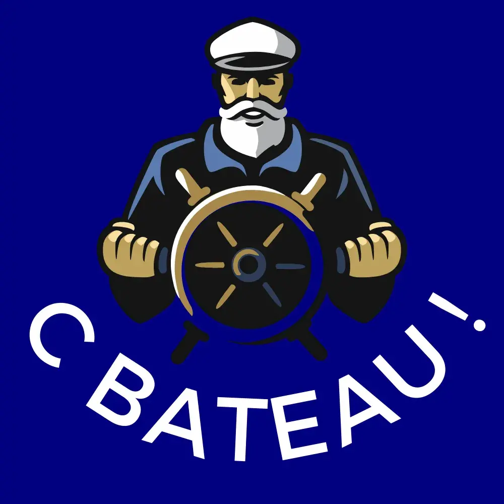 Un capitaine tenant la barre avec écris en dessous "C BATEAU !".